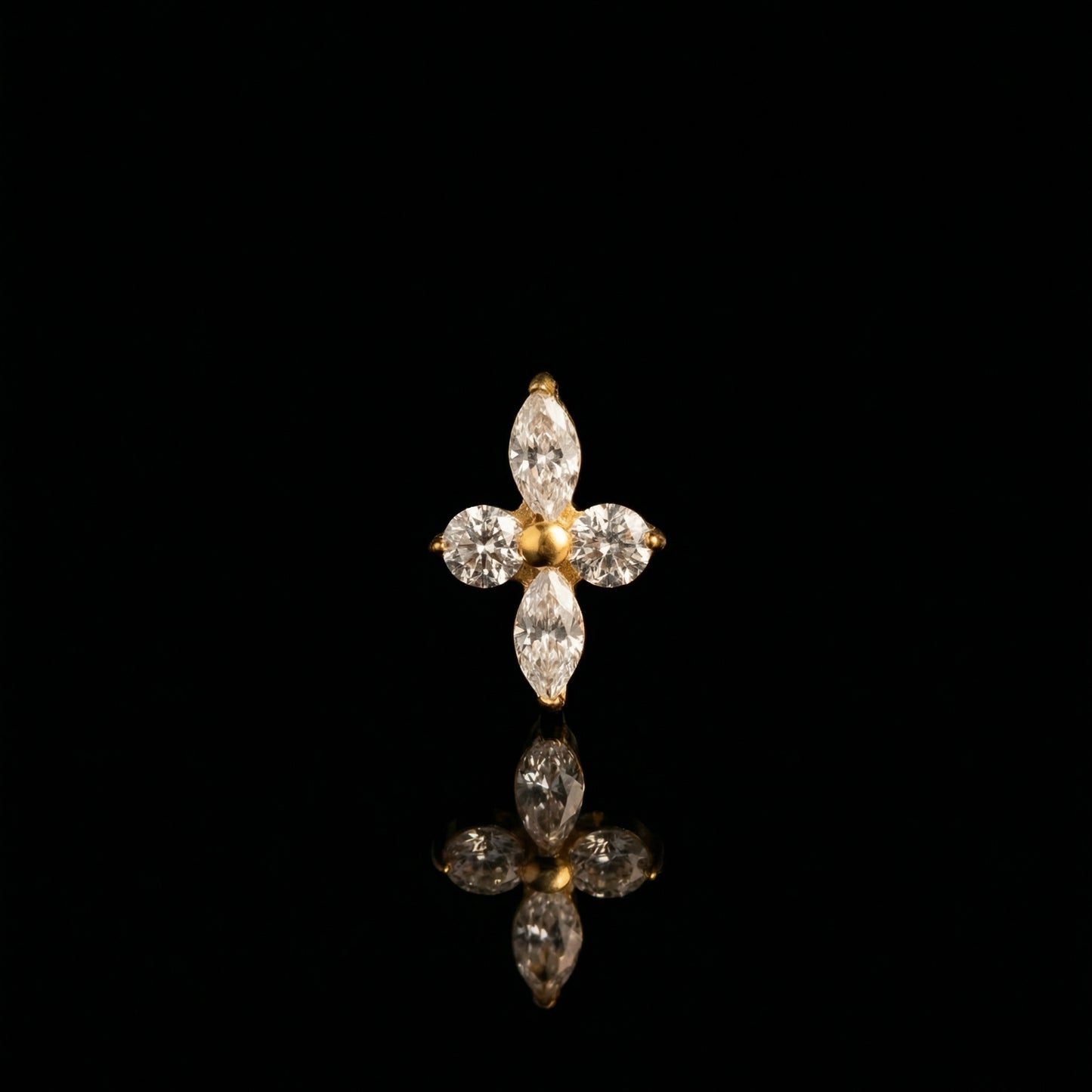 Clover Nova flat-back earring in gold - black mirror reflection