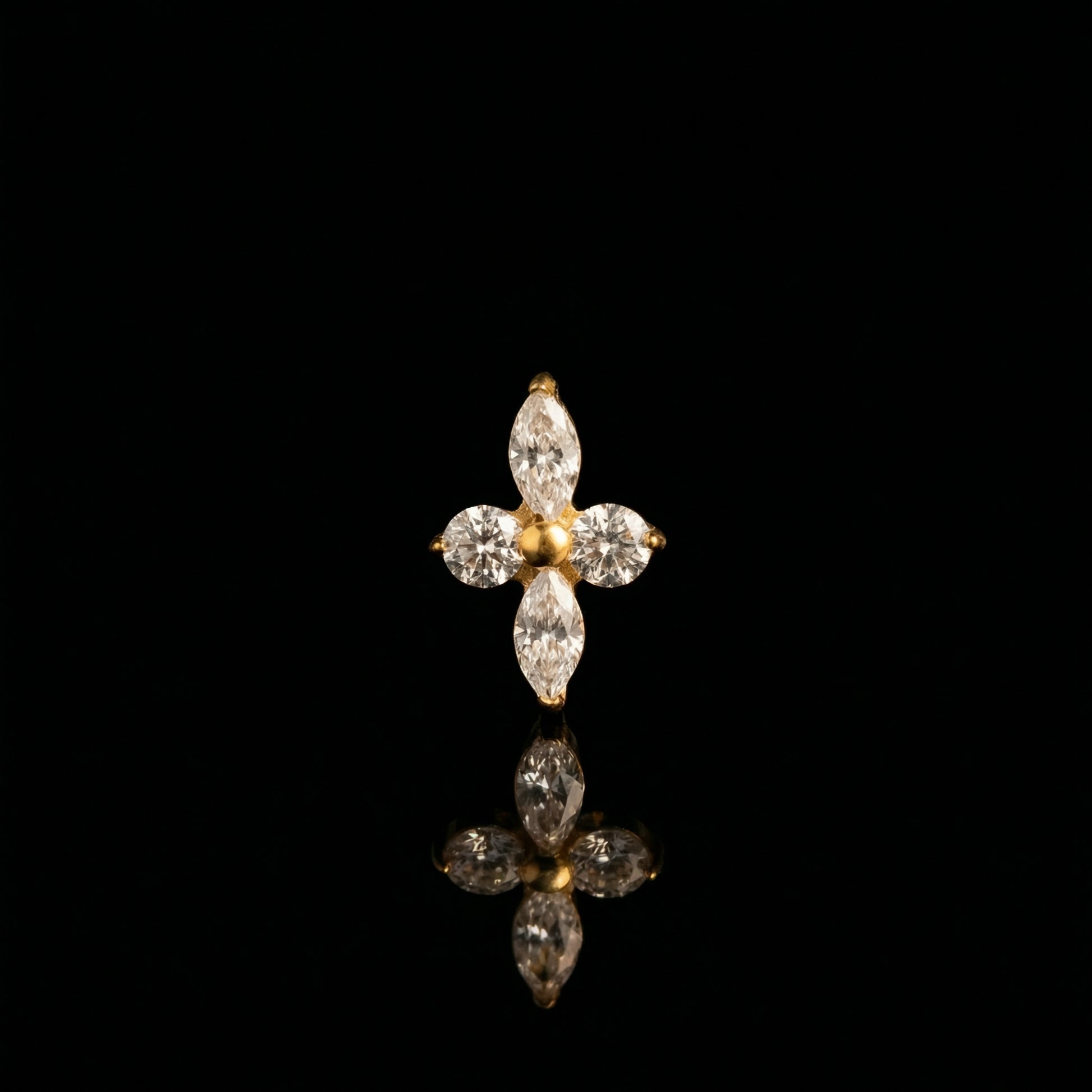 Clover Nova flat-back earring in gold - black mirror reflection