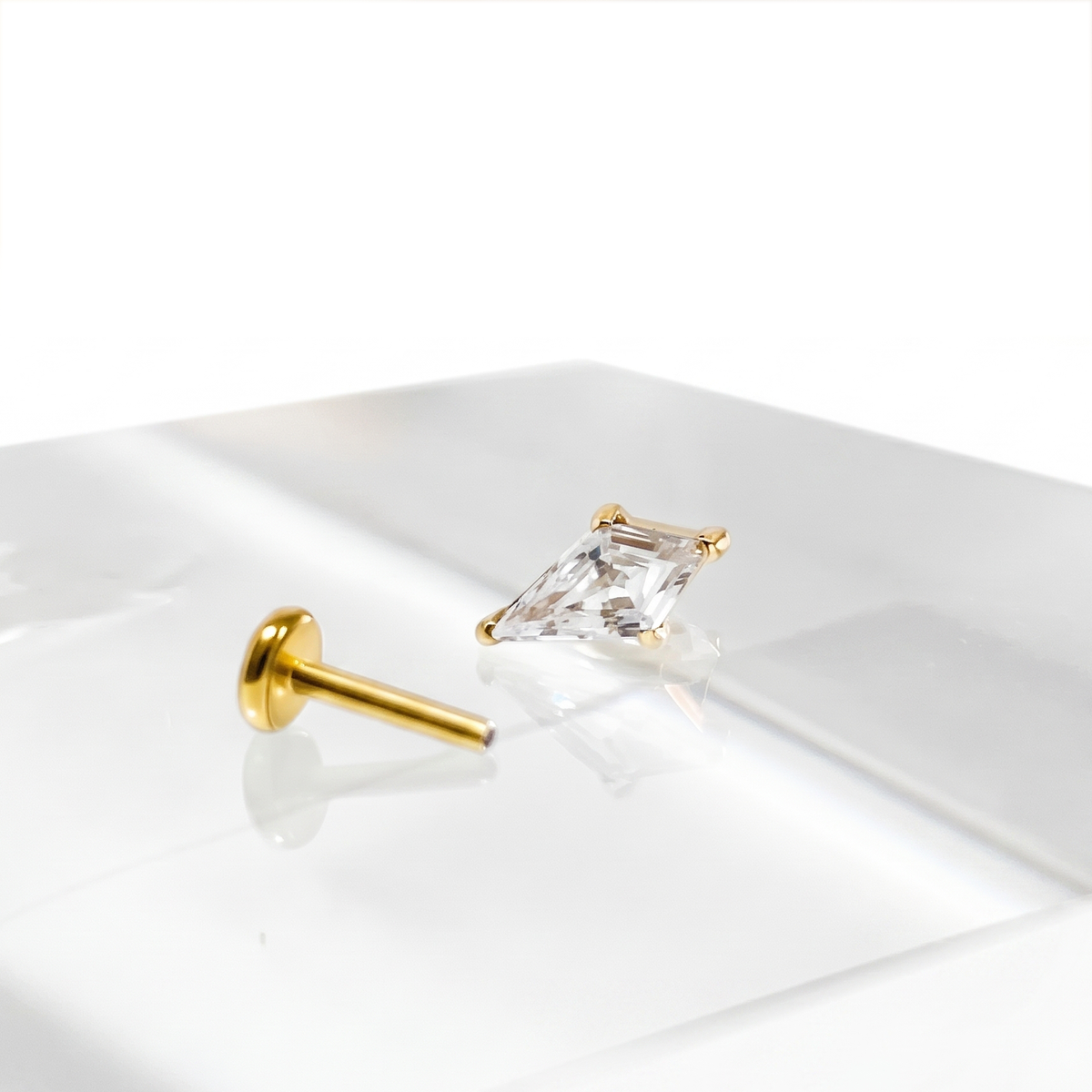 Icicle Air5 flat-back earring in gold - push-pin decomposition