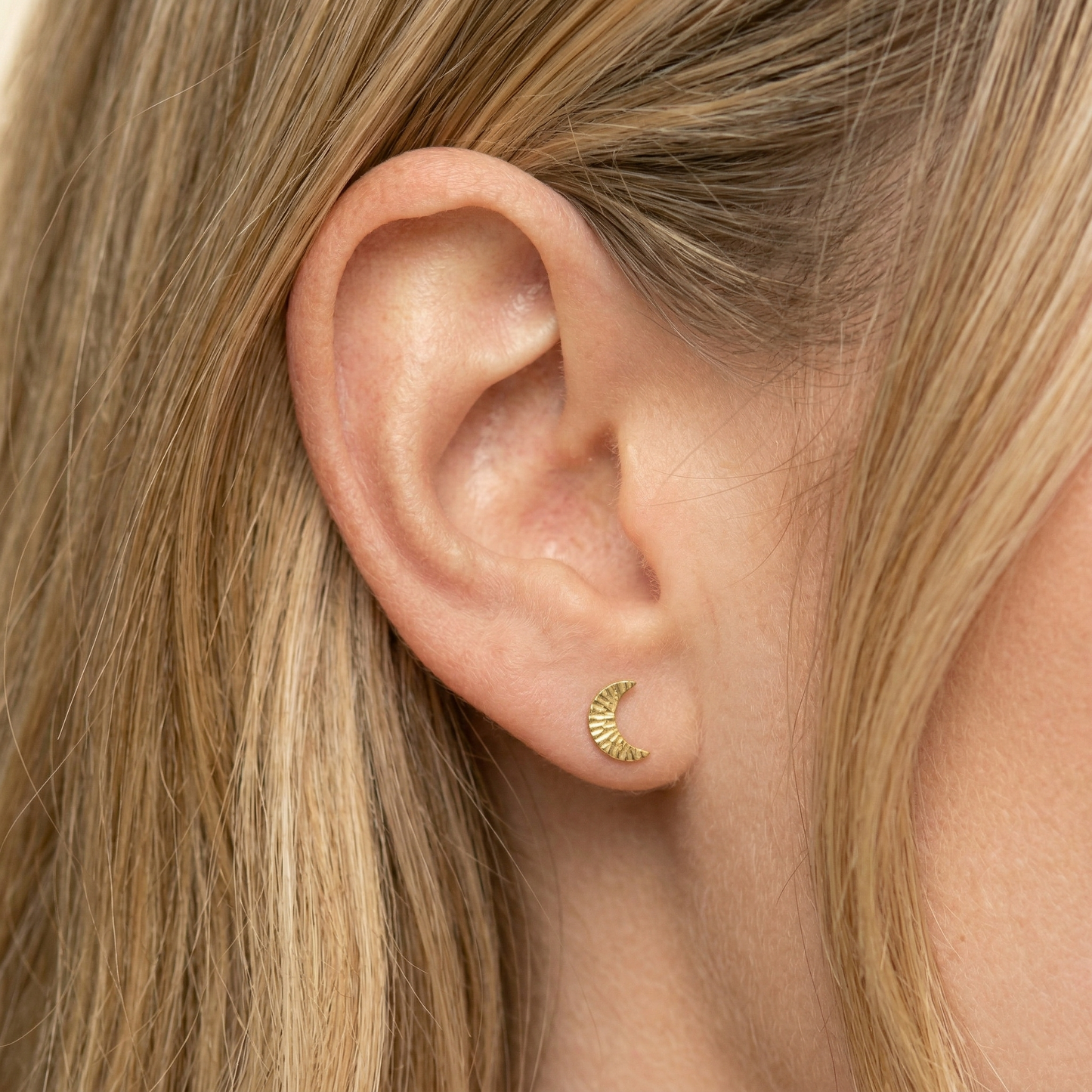 Luna Bare Air5 flat-back earring in gold - ear closeup detail