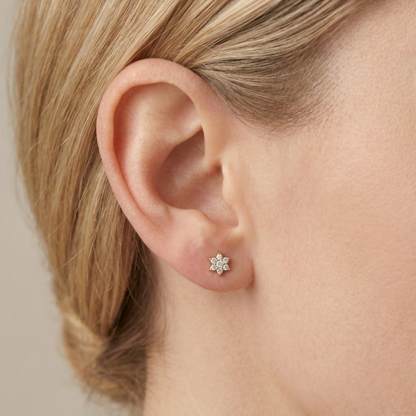 Stellara Air5 flat-back earring in gold - ear closeup detail