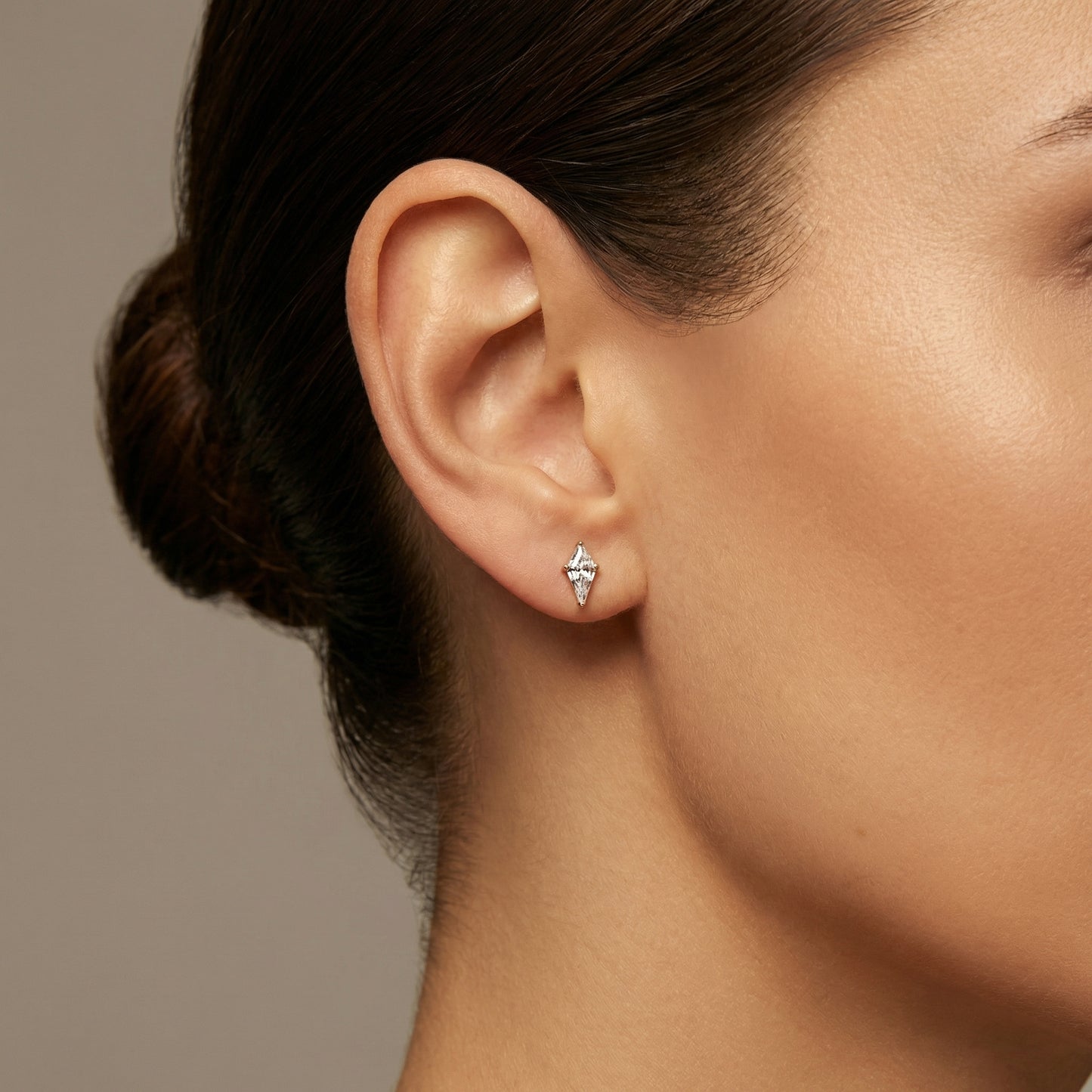 Zephyr Air5 flat-back earring in gold - ear closeup detail